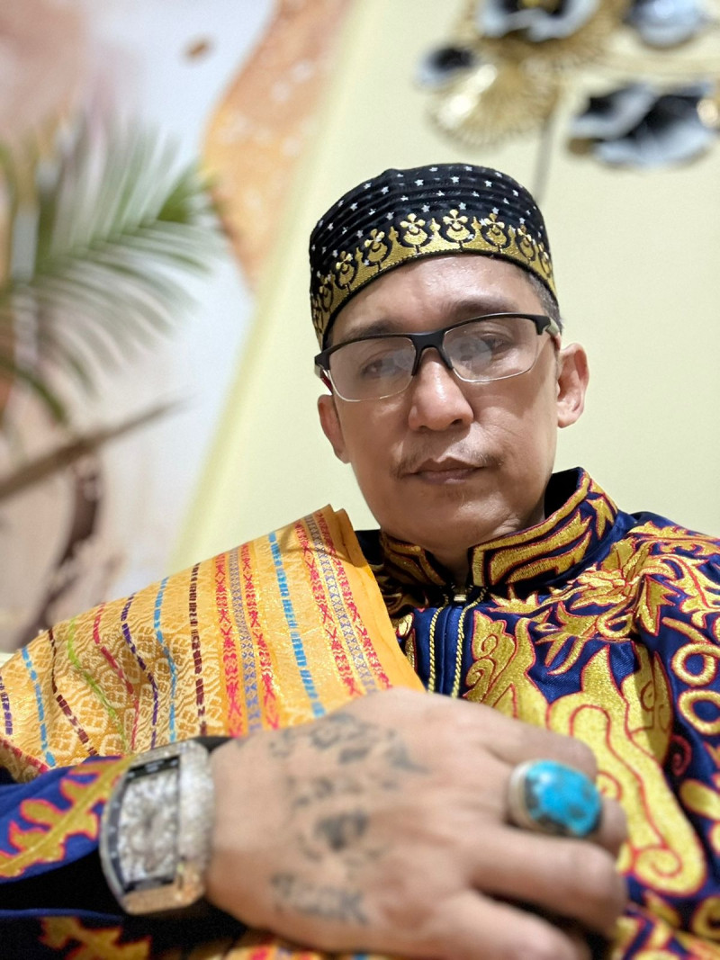 DITERTAWAKAN ORANG KARNA PENDAPATNYA, BEGINI TULISAN Dr.C.M.FIRDAUS OIWOBO SH SHI MH TENTANG POLITIK ADALAH CARA ORANG MENGAJAK ORANG LAIN UNTUK MENGIKUTI KEHENDAK ATAU KEINGINANNYA